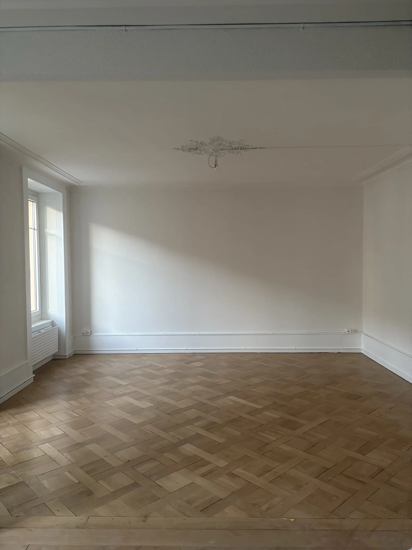 Le salon, parquet et moulures conservés