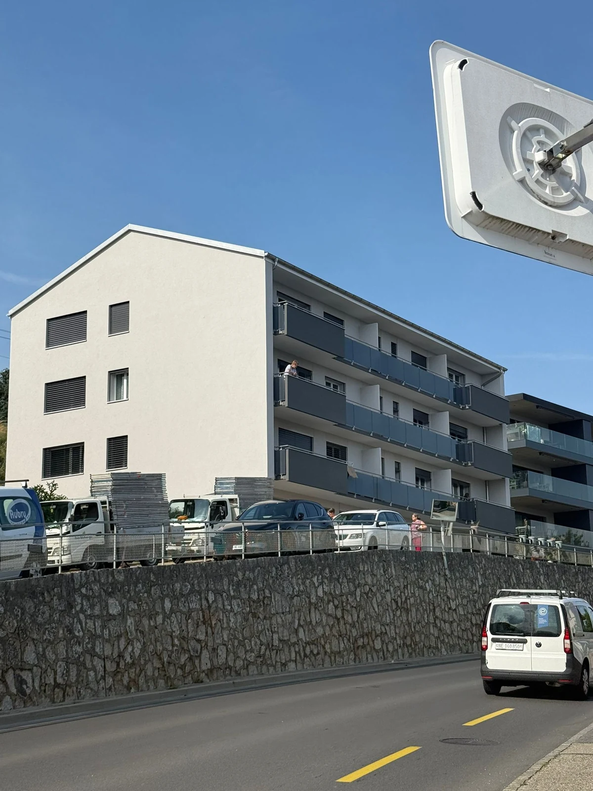 La façade à balcons rénovée, avec du matériel encore présent aux abords
