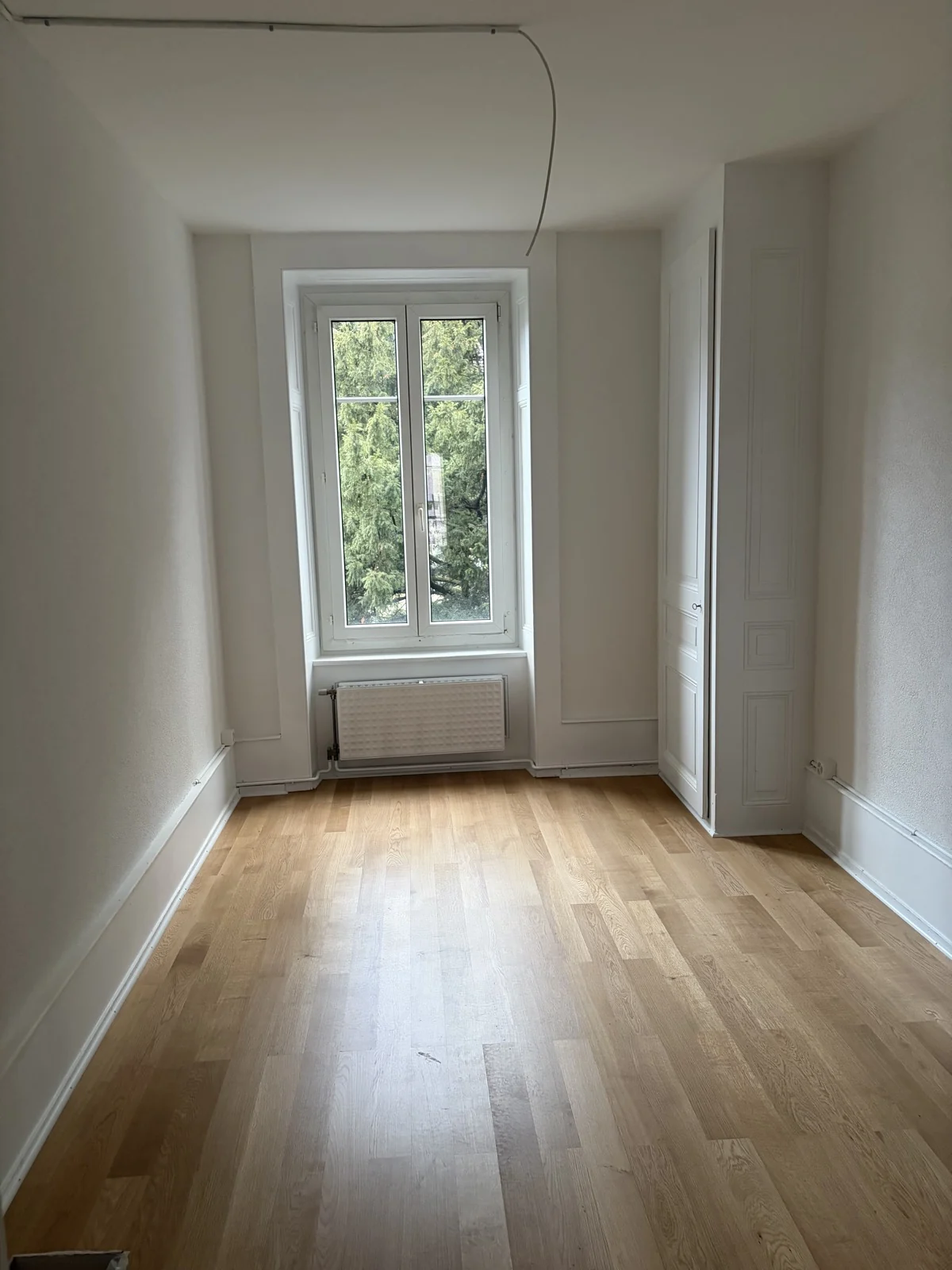 La chambre rénovée, côté fenêtre