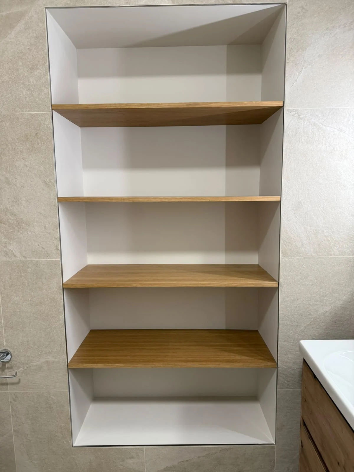 Niche de rangement et étagères en bois.
