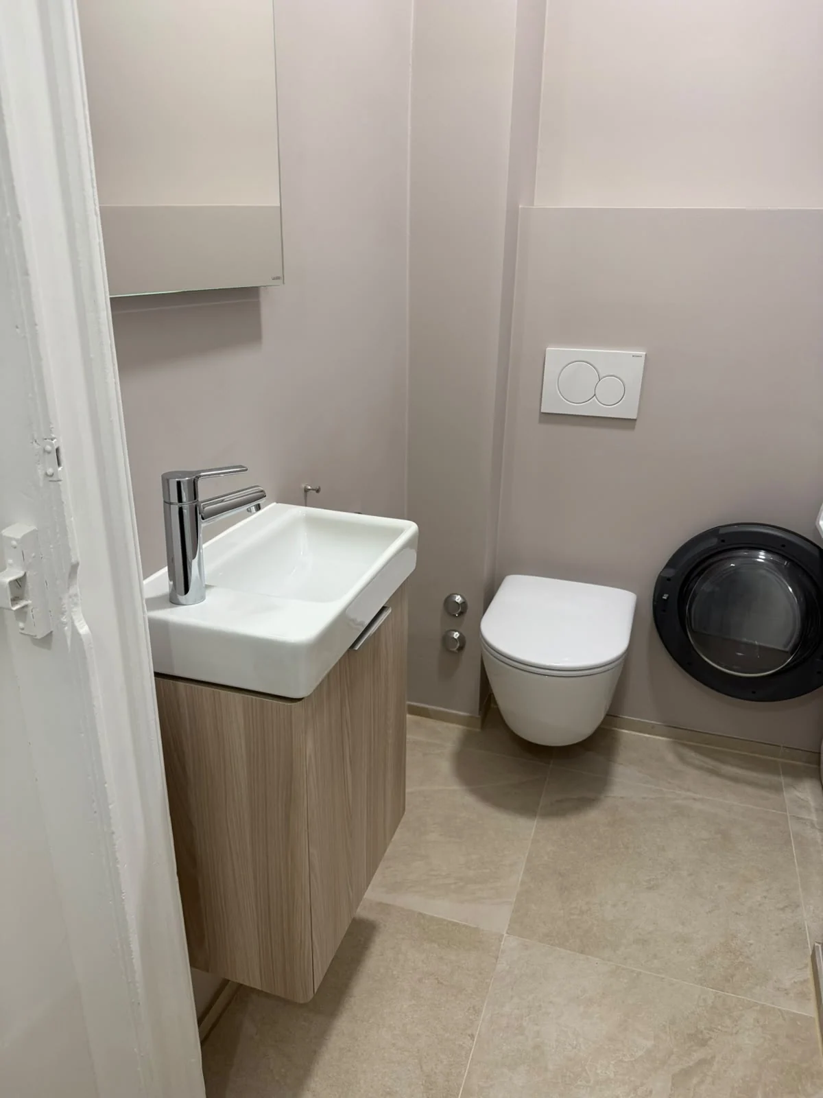 WC séparé avec lave-mains et lave-linge.