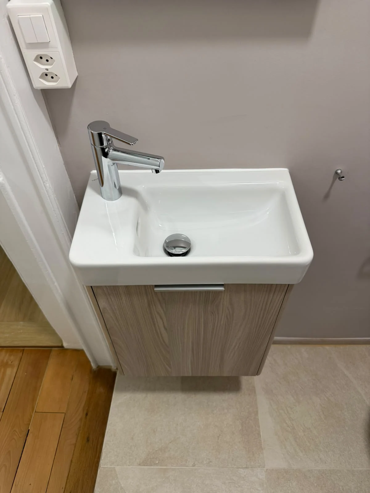 Lave-mains compact et meuble en bois.