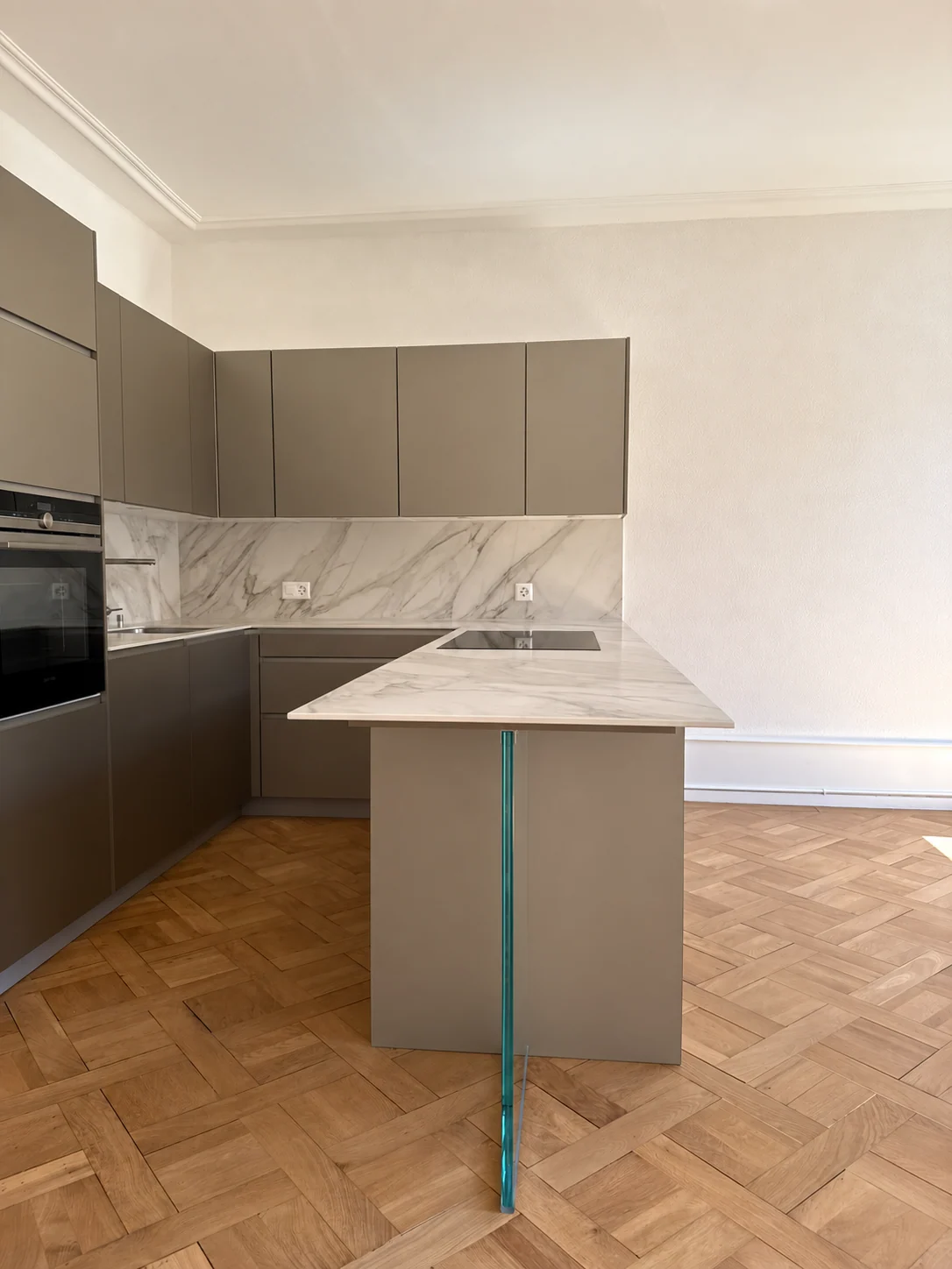 Péninsule de cuisine et parquet conservé.