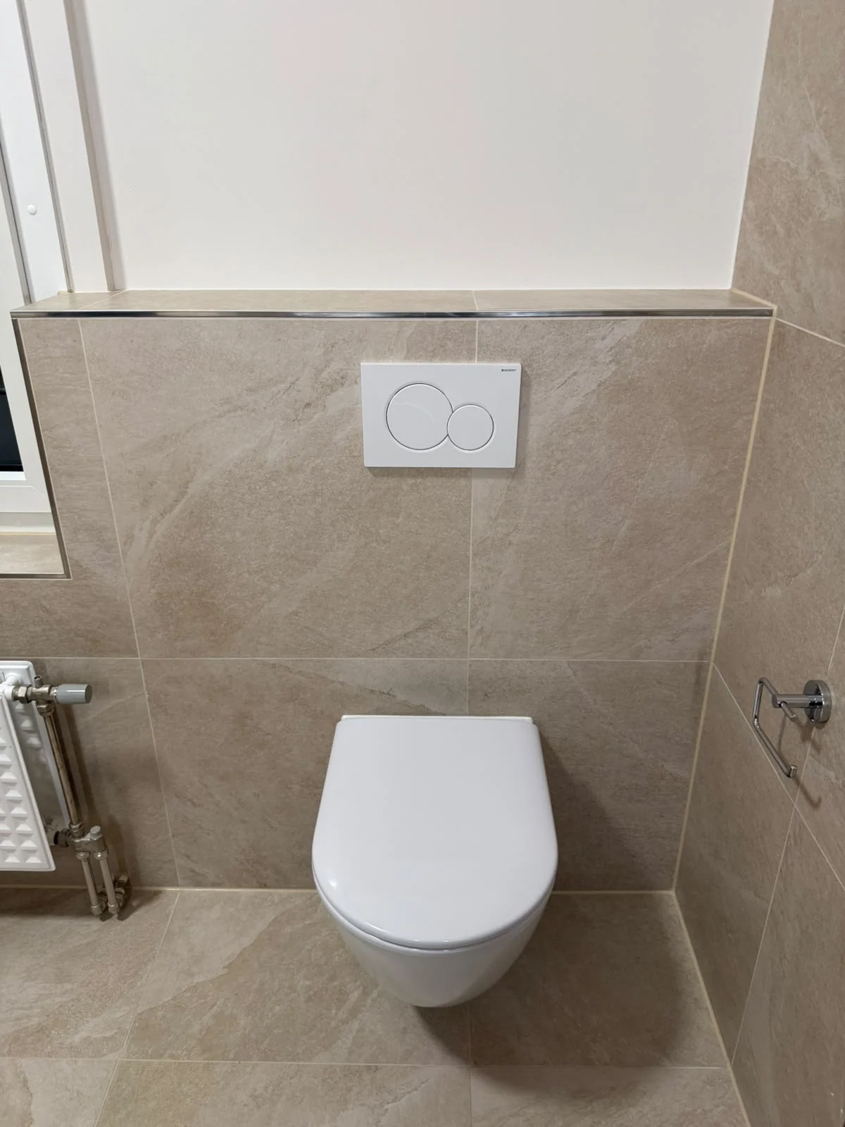 Détail du WC suspendu et de sa commande.