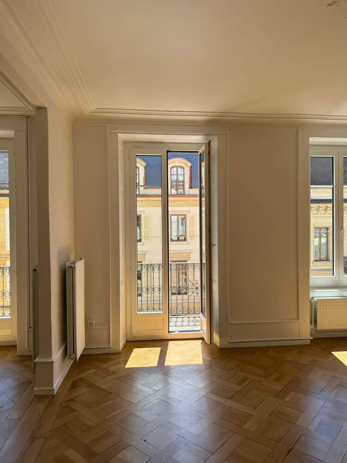 Portes-fenêtres du séjour et parquet.